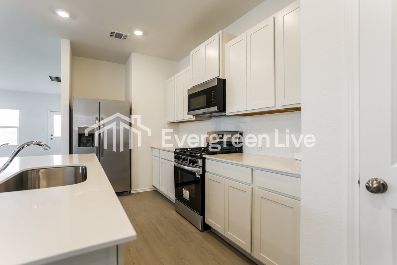 1410 Roaming Oak Bnd - Photo 4 of 15