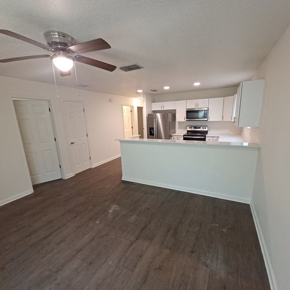 757 W 6th St - Photo 5 of 26