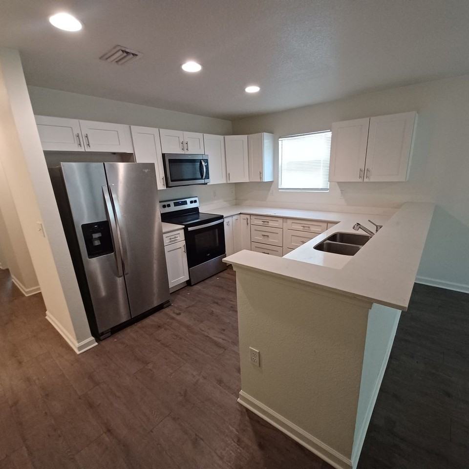 757 W 6th St - Photo 6 of 26