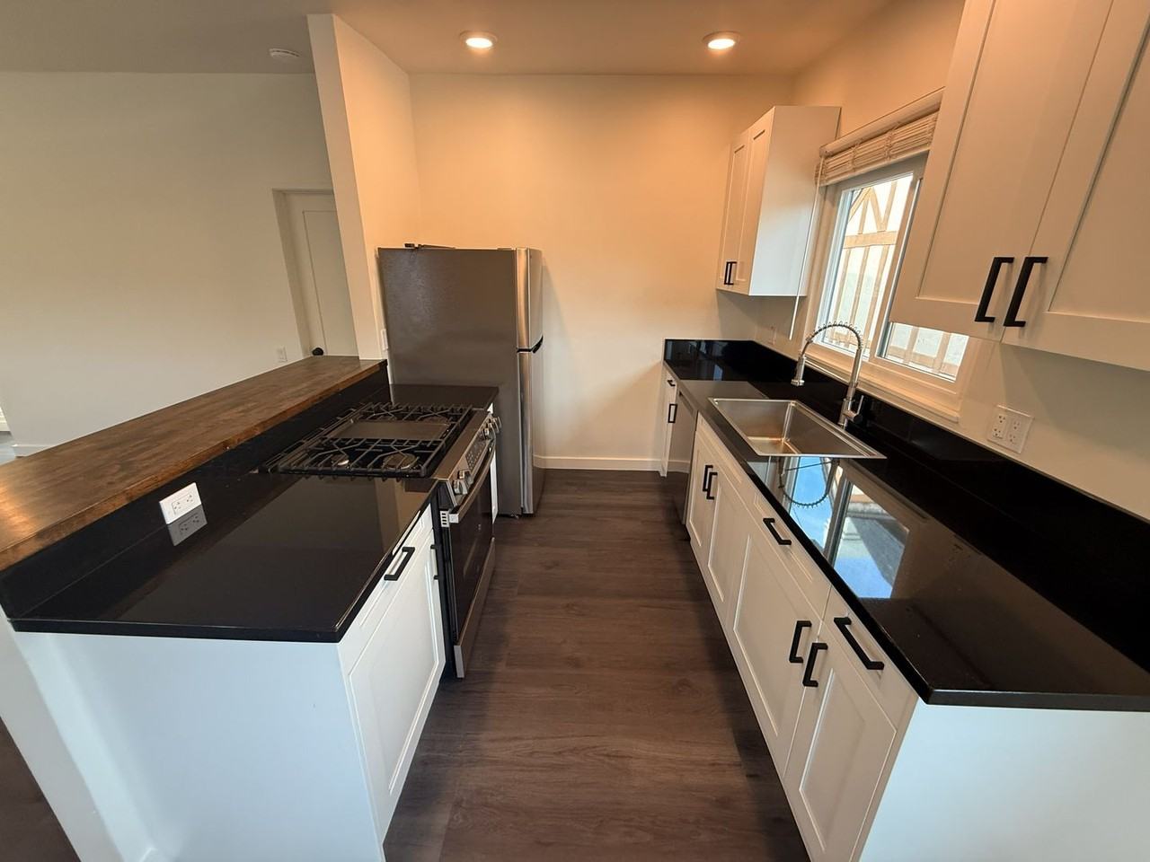 1561 Oak St - Photo 2 of 12