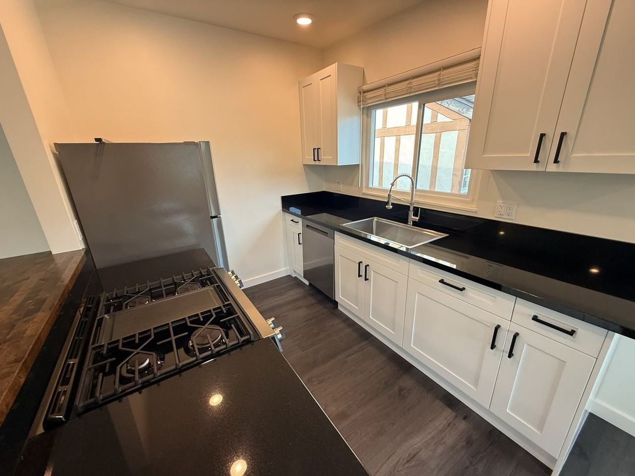 1561 Oak St - Photo 3 of 12