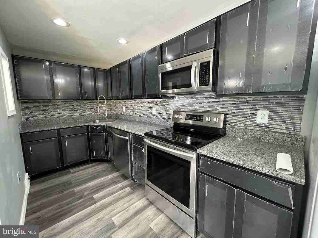 522 S 3rd St - Photo 3 of 9