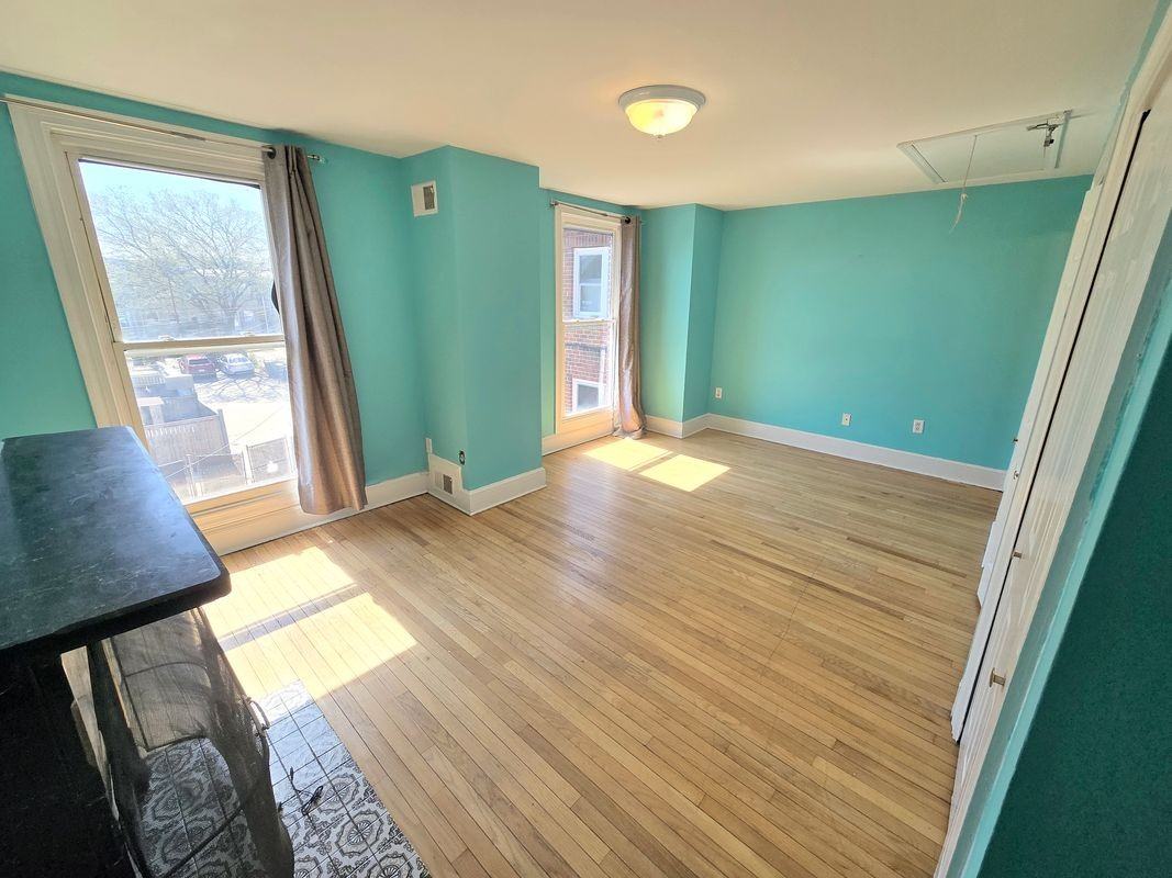 1827 E Capitol St Se - Photo 2 of 6