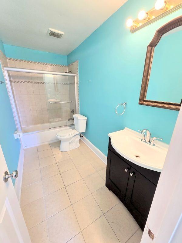 1827 E Capitol St Se - Photo 3 of 6