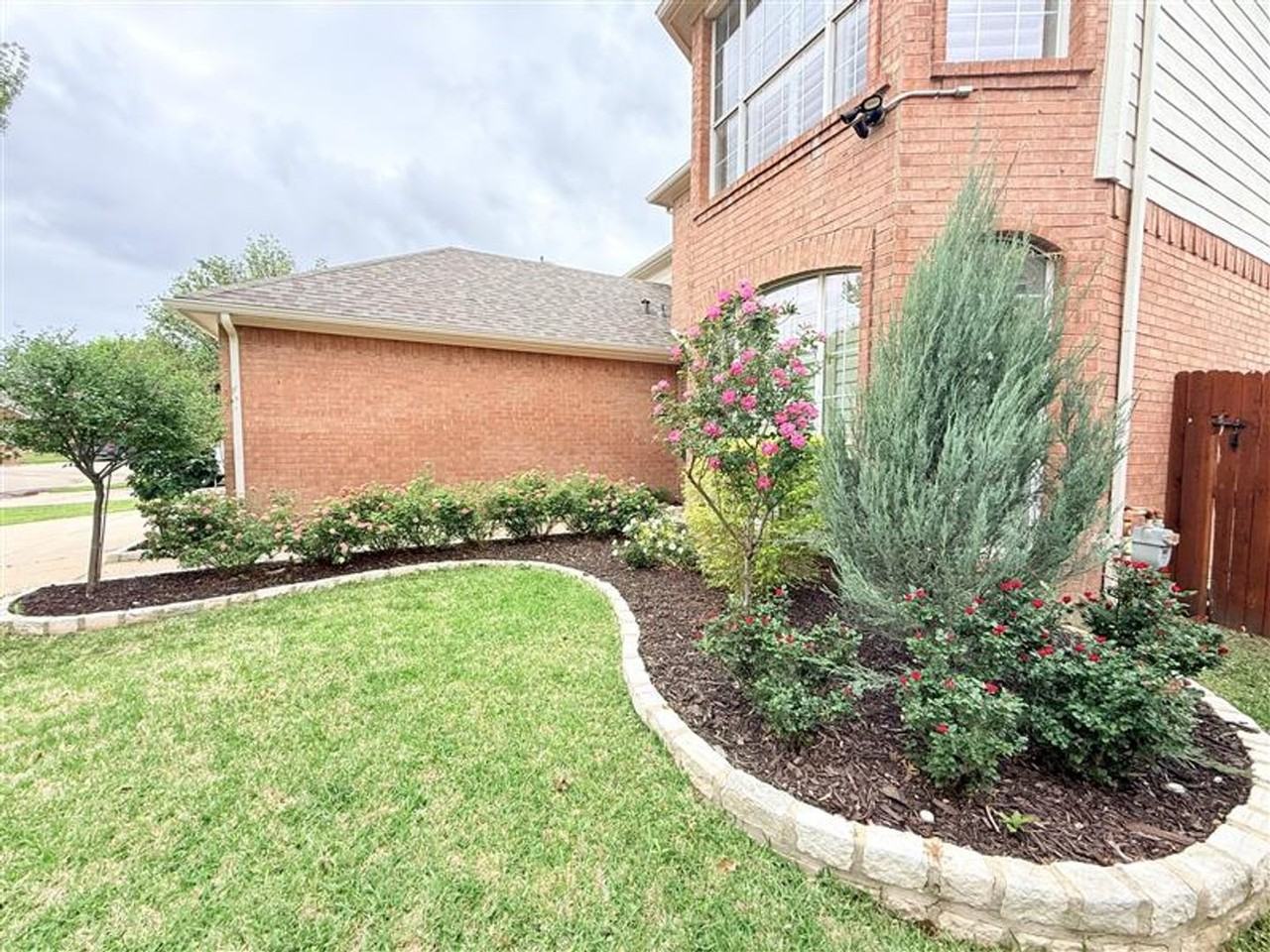 10009 Jessica St - Photo 2 of 50