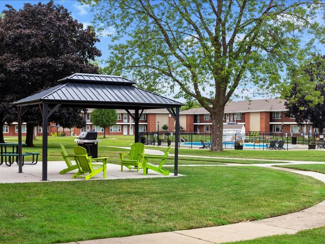 Renovated apartment with pool and parking - Photo 6 of 50