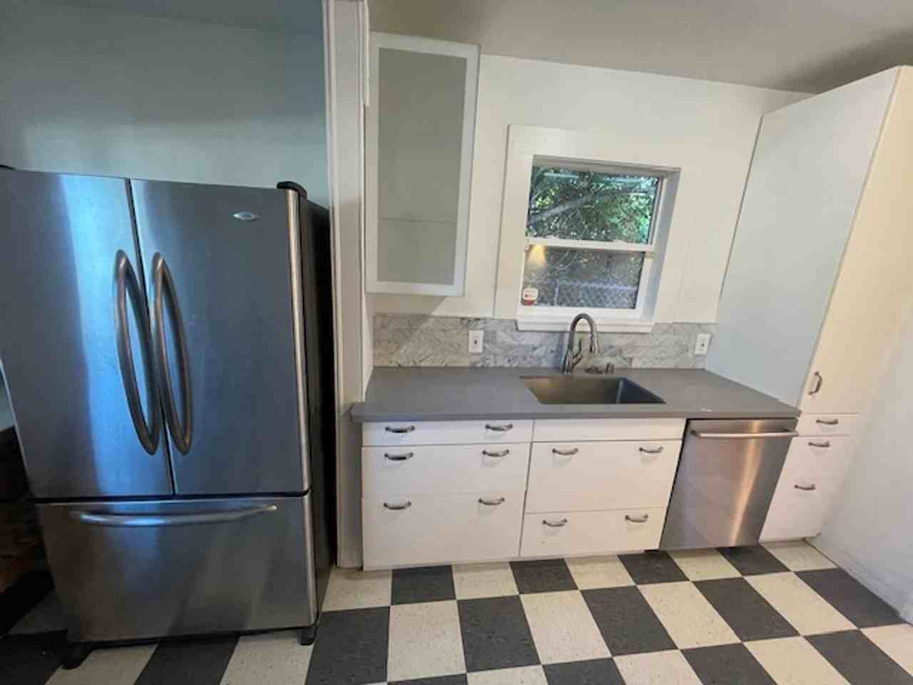 1424 E 20th St - Photo 5 of 50