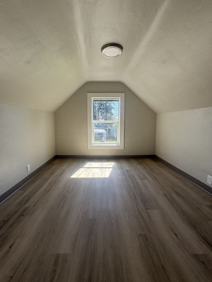 280 1/2 20th St - Photo 2 of 17