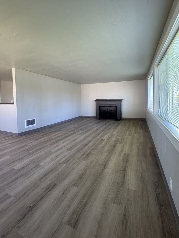 280 1/2 20th St - Photo 3 of 17