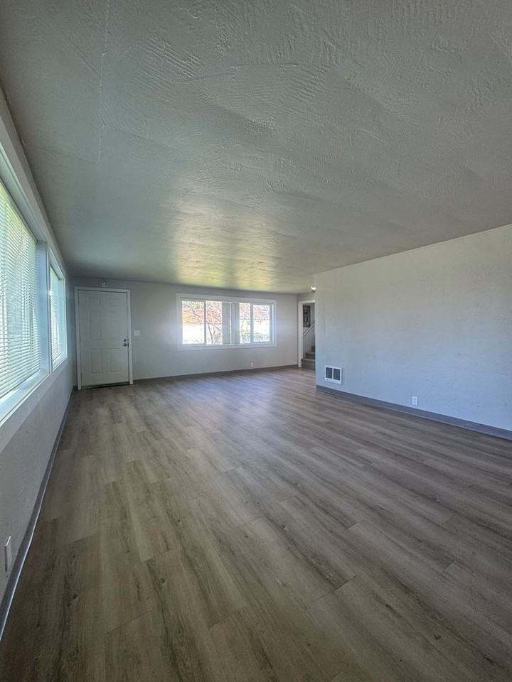 280 1/2 20th St - Photo 4 of 17