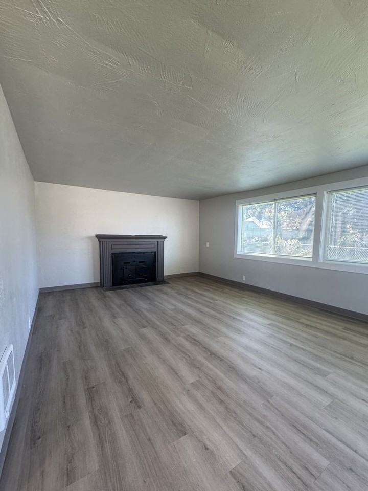 280 1/2 20th St - Photo 6 of 17