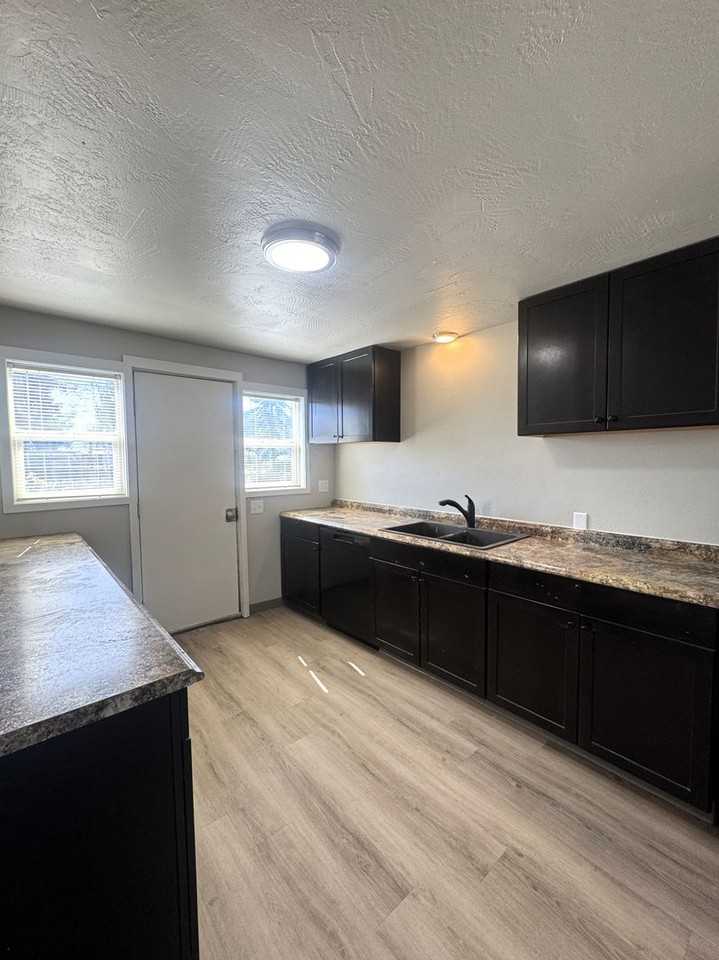 280 1/2 20th St - Photo 7 of 17