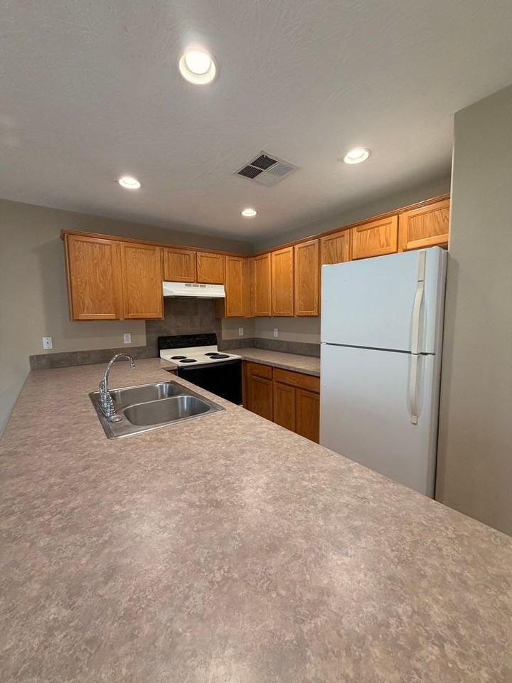 27 W 4th St - Photo 5 of 19