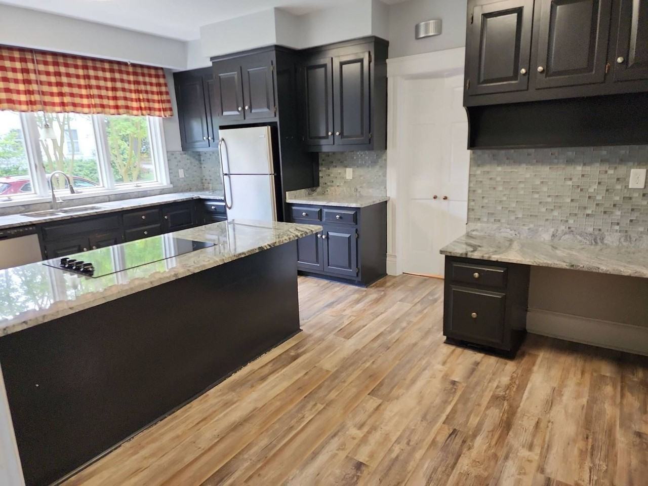 1102 Lee St - Photo 2 of 15