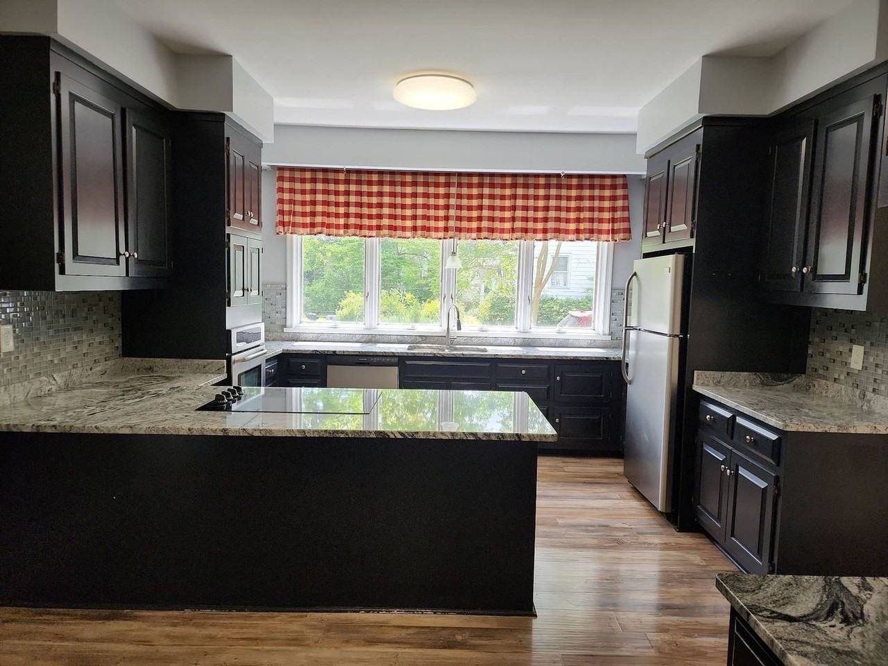 1102 Lee St - Photo 3 of 15