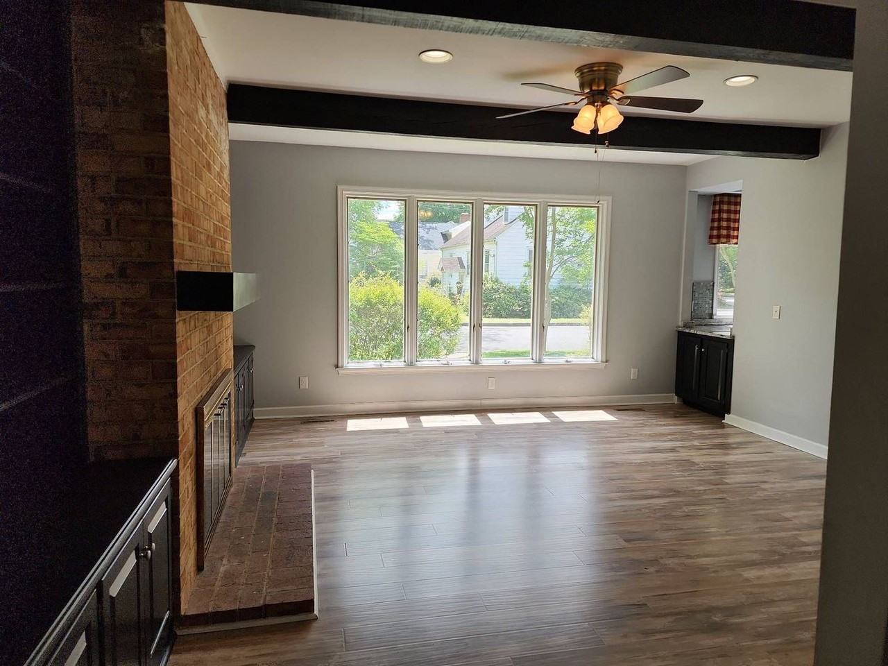 1102 Lee St - Photo 4 of 15