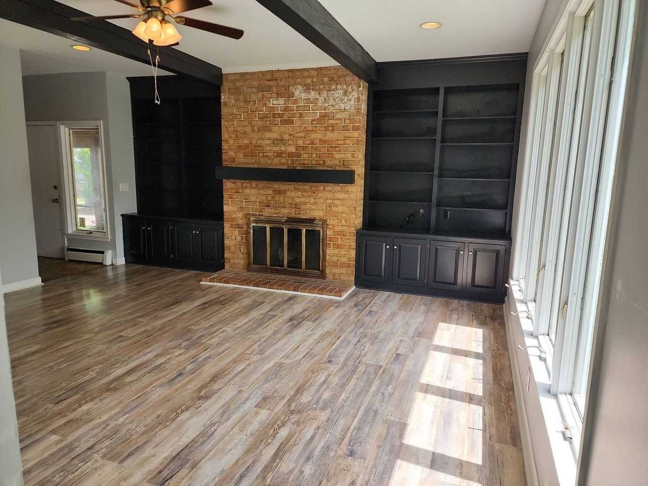 1102 Lee St - Photo 5 of 15