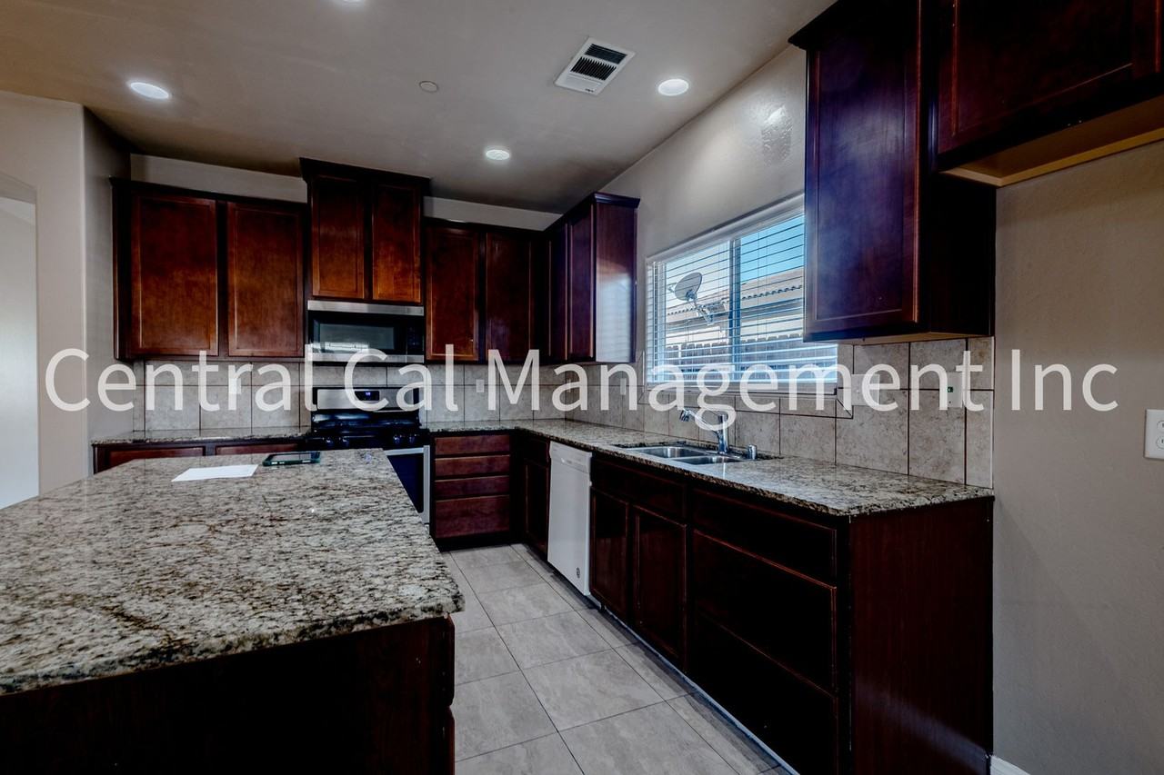 2402 Lebow Ct - Photo 6 of 23