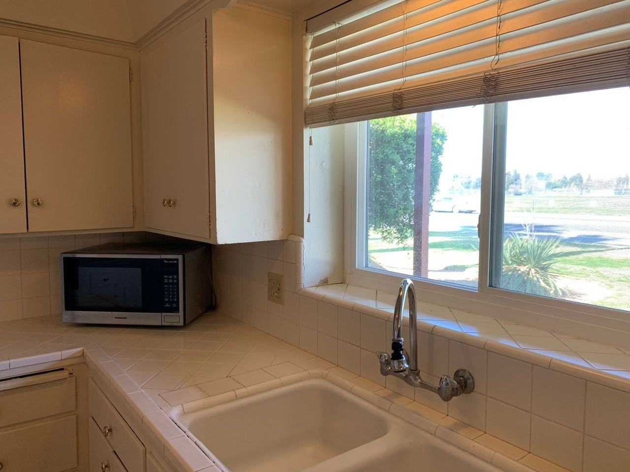 1141 W Barstow Ave - Photo 7 of 35