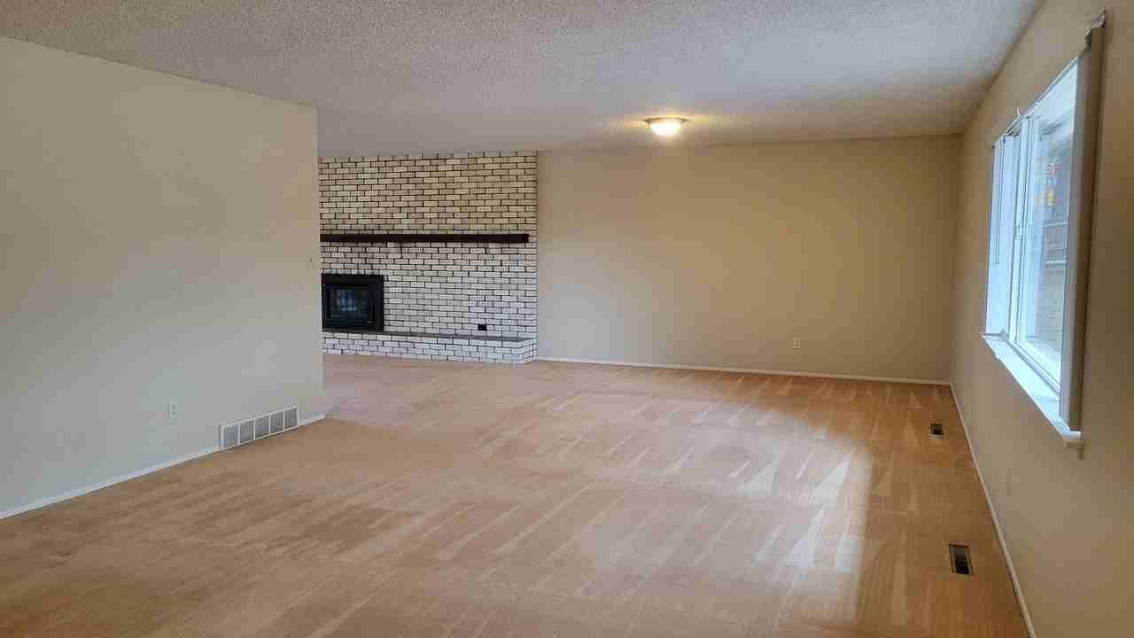 4630 Constitution Ave - Photo 3 of 32