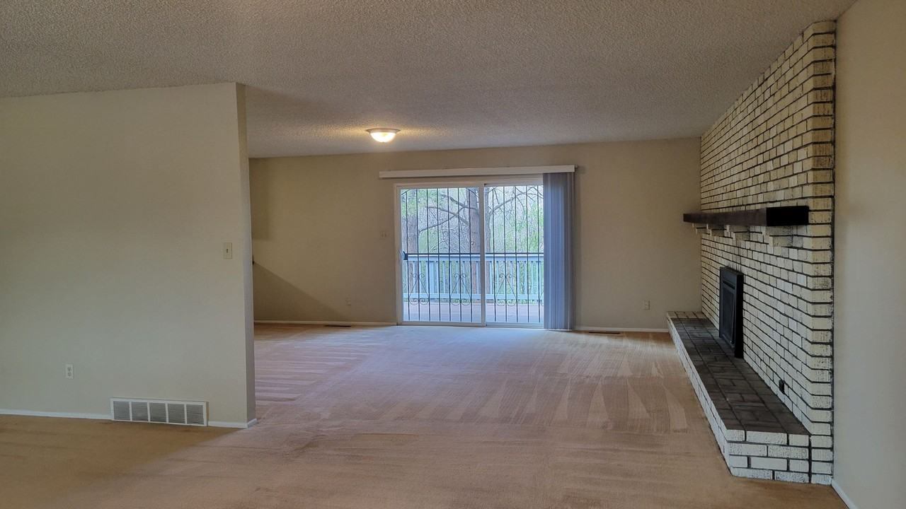 4630 Constitution Ave - Photo 6 of 32