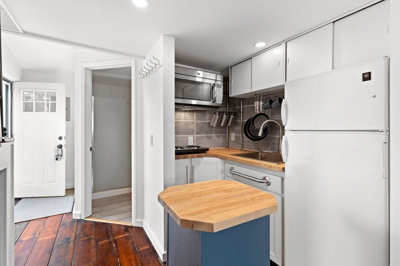 6915 Ne 23rd Ave #C - Photo 5 of 11