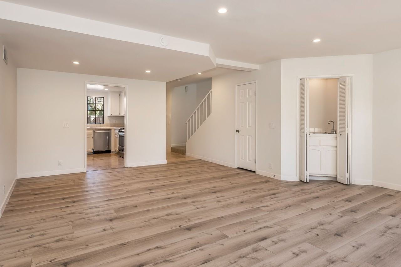 2098 Cliff Dr - Photo 3 of 15