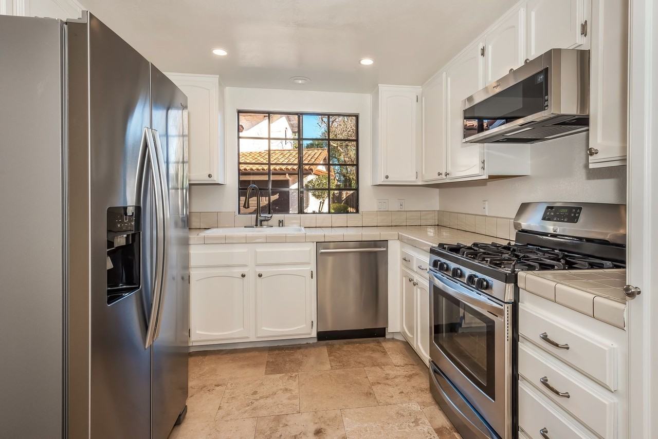 2098 Cliff Dr - Photo 4 of 15