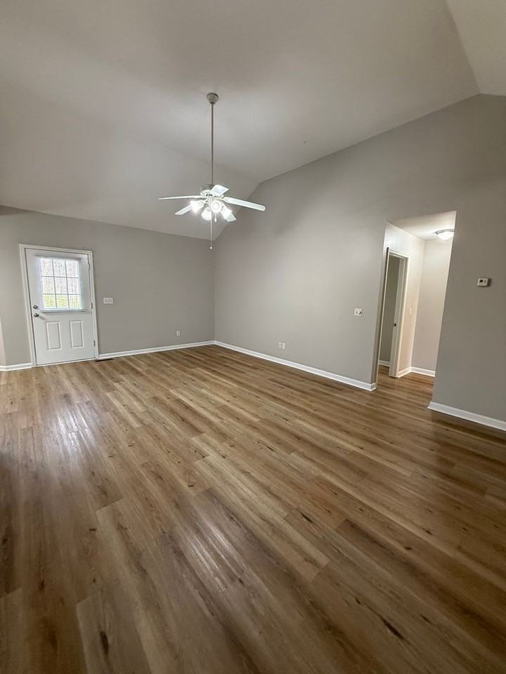 1043 Hogan Rd - Photo 4 of 21