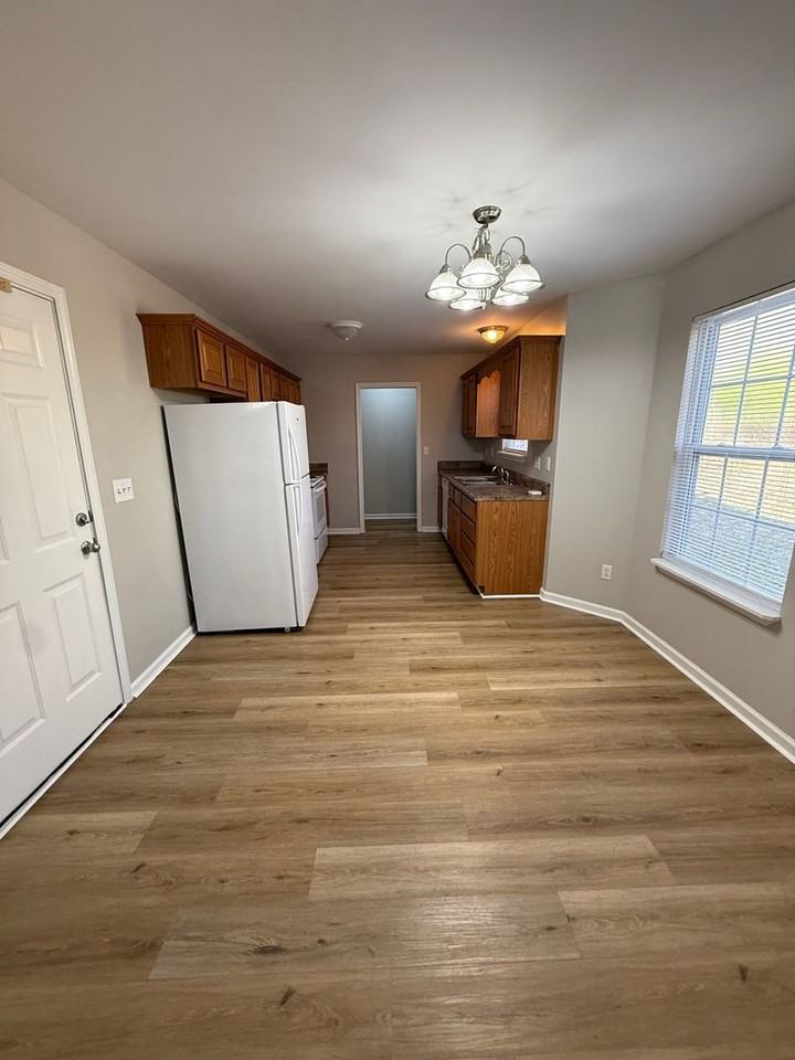 1043 Hogan Rd - Photo 6 of 21