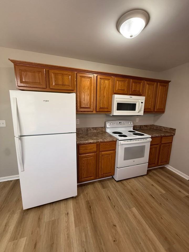 1043 Hogan Rd - Photo 7 of 21