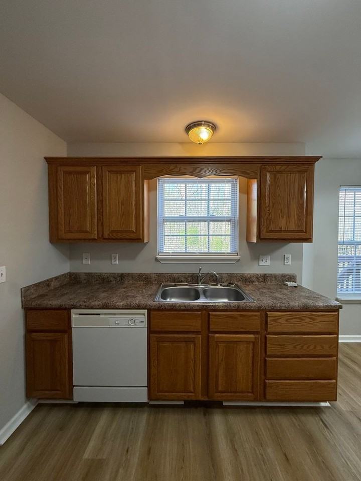 1043 Hogan Rd - Photo 6 of 20