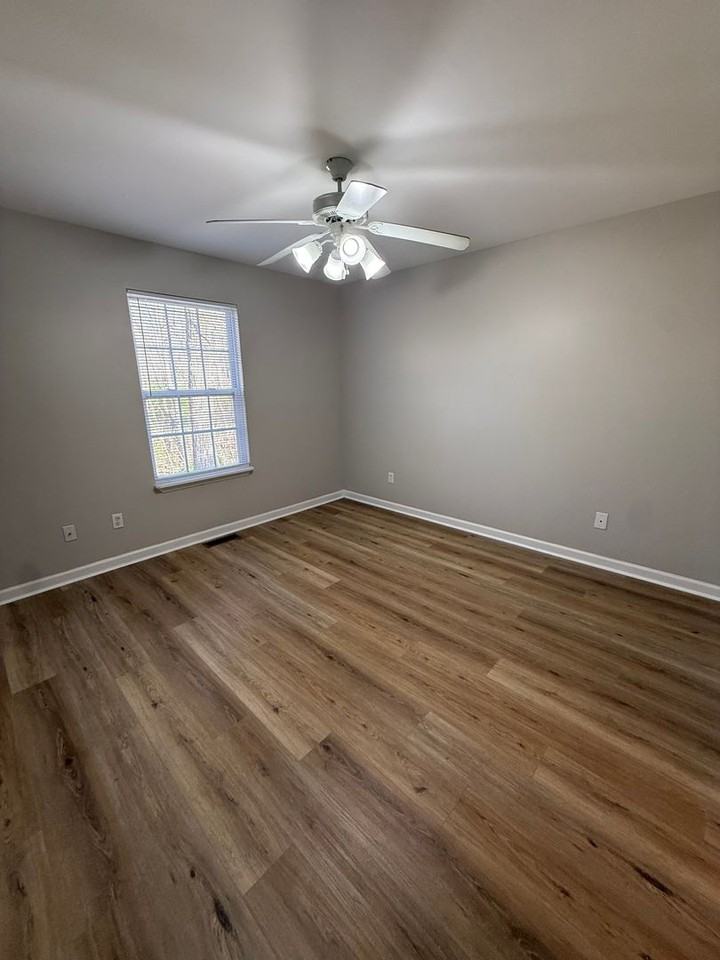 1043 Hogan Rd - Photo 7 of 20