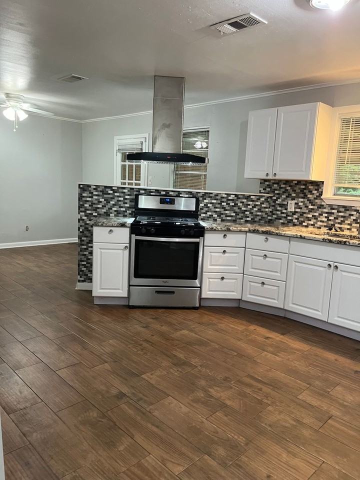 1730 Bayou Dr - Photo 3 of 13