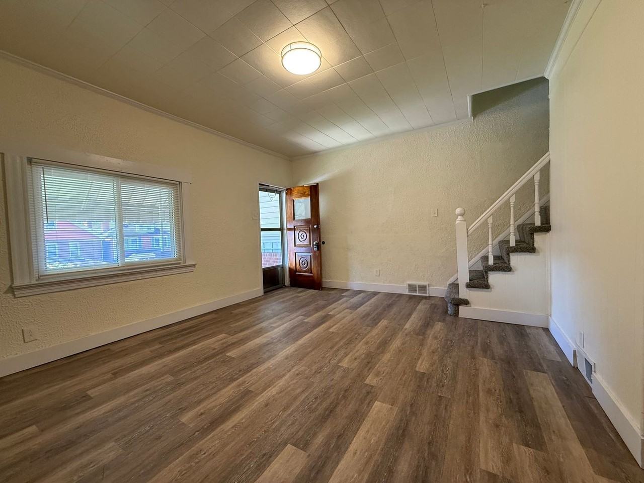 103 Ashton Ave - Photo 5 of 30