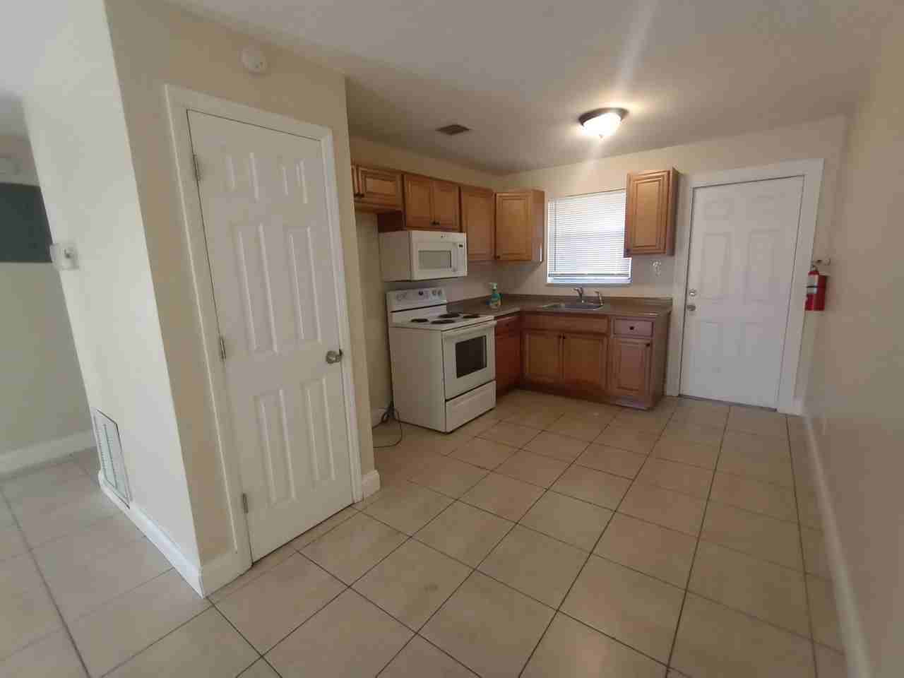 132 Sw 12th Ave - Photo 4 of 10