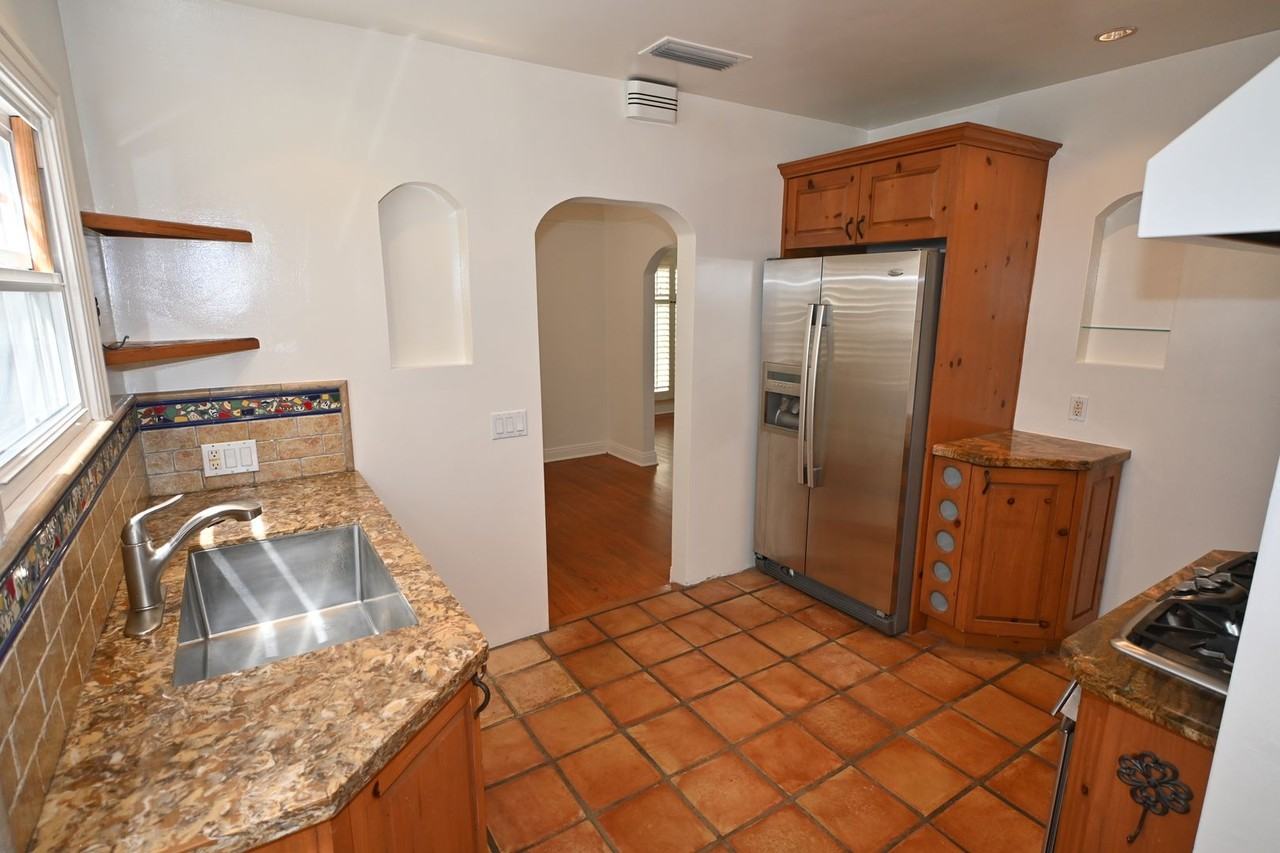 162 Glendora Ave - Photo 7 of 23