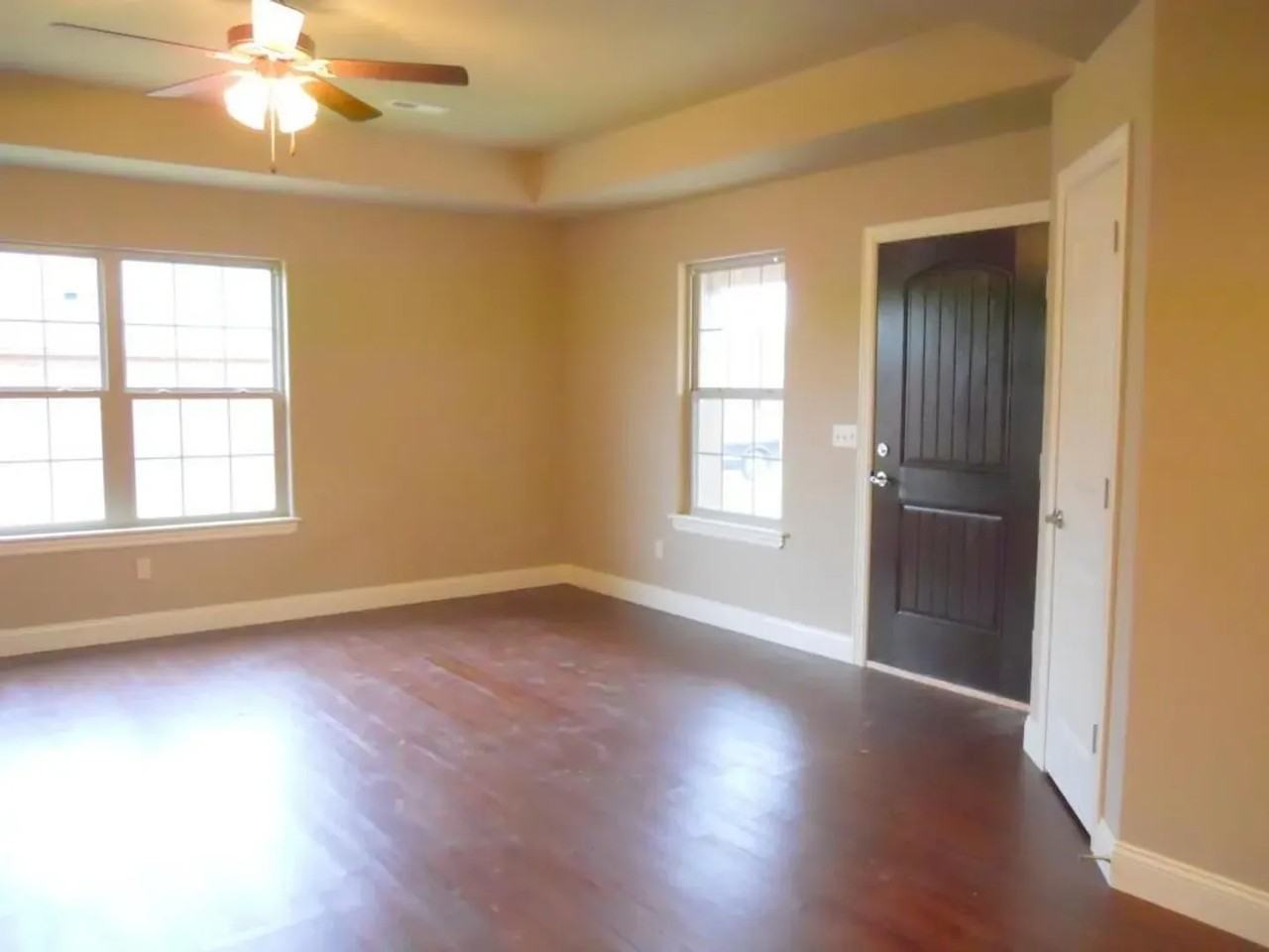 2401 W Bridlewood Trl - Photo 2 of 6