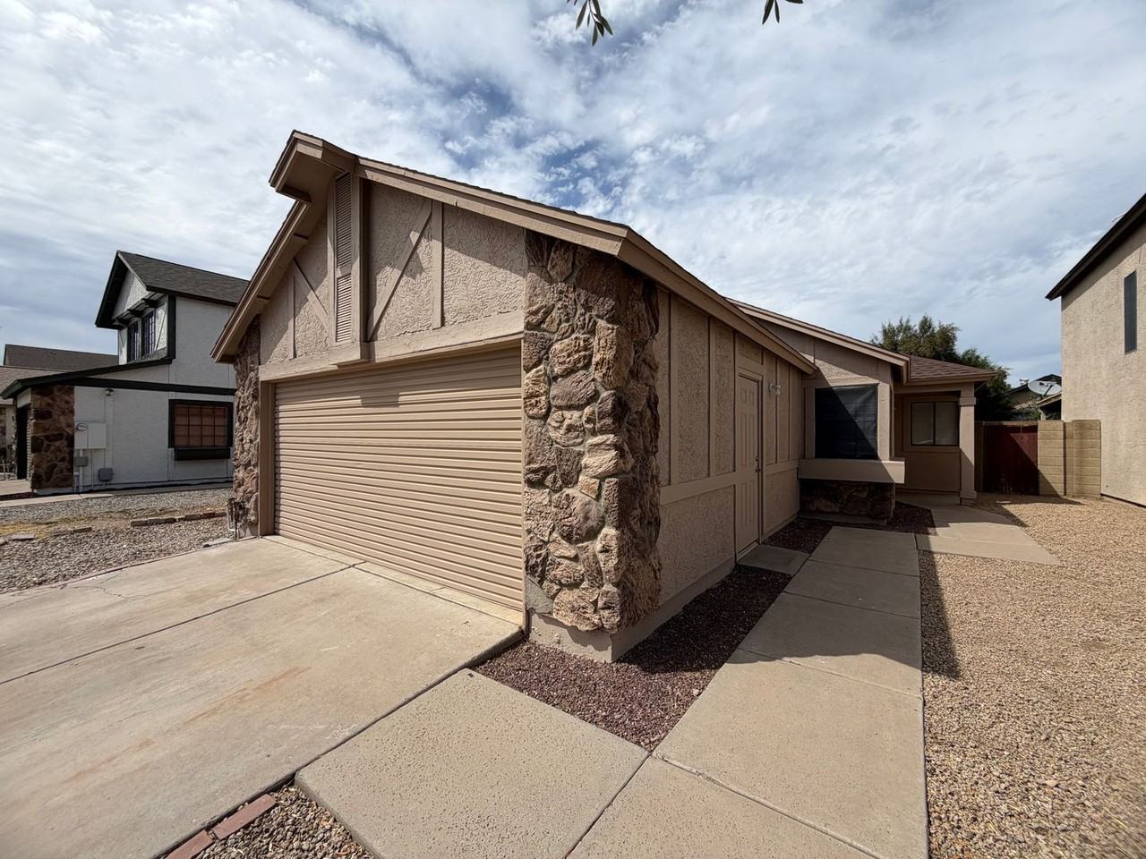 6328 W Mercer Ln - Photo 2 of 50