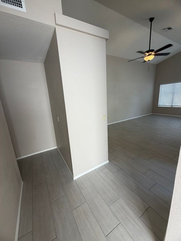 6328 W Mercer Ln - Photo 5 of 50