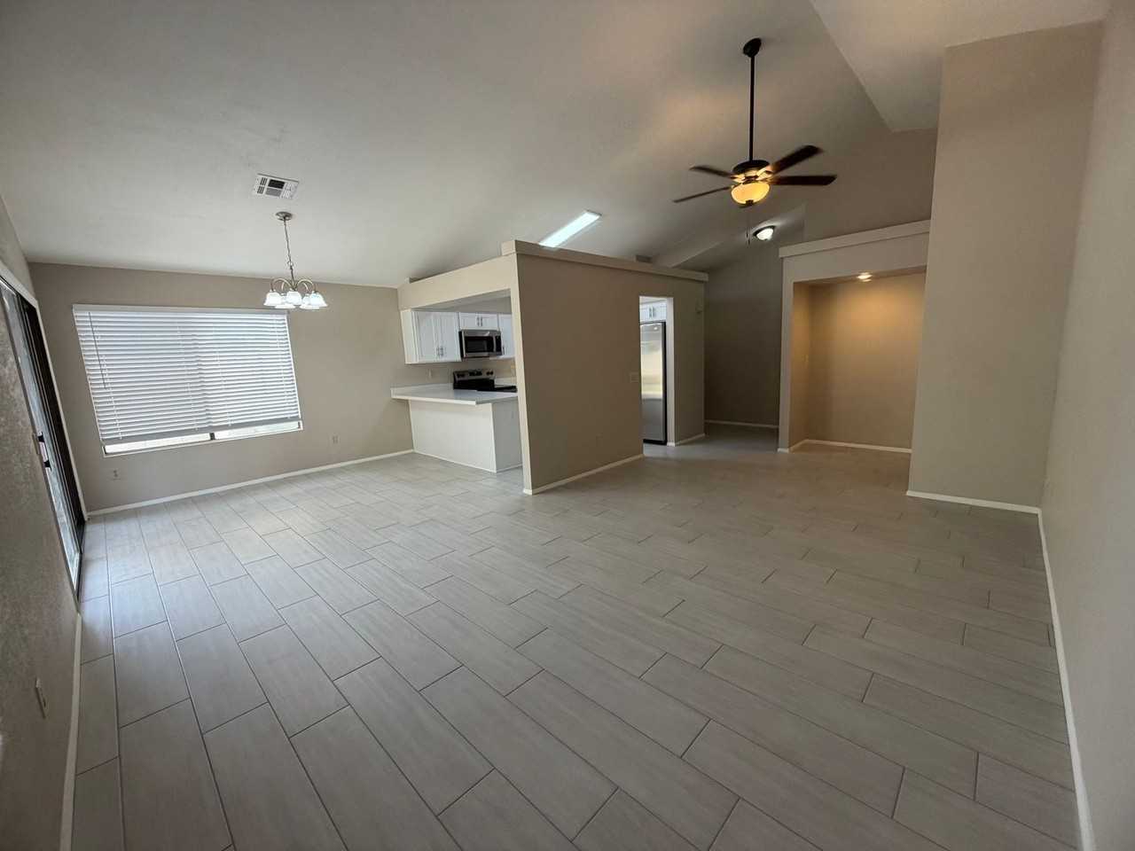 6328 W Mercer Ln - Photo 7 of 50