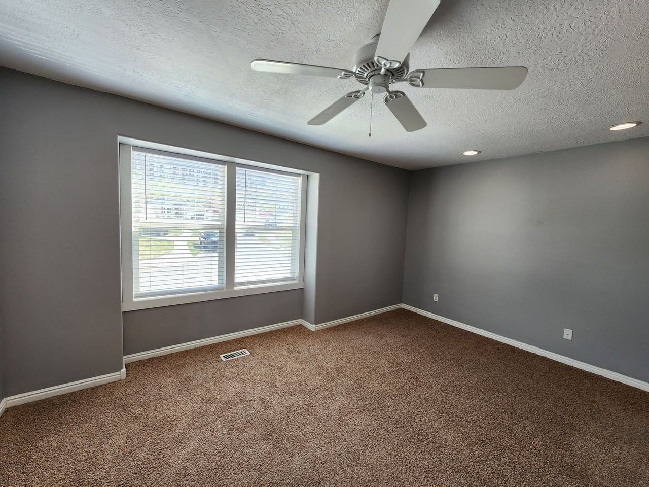 123 E Wayfield Dr - Photo 7 of 15