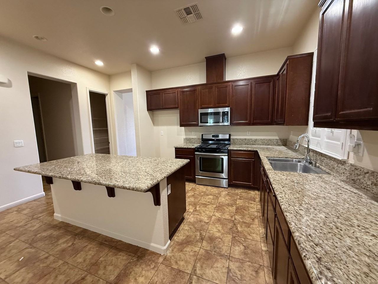 1487 Highland Dr - Photo 4 of 14