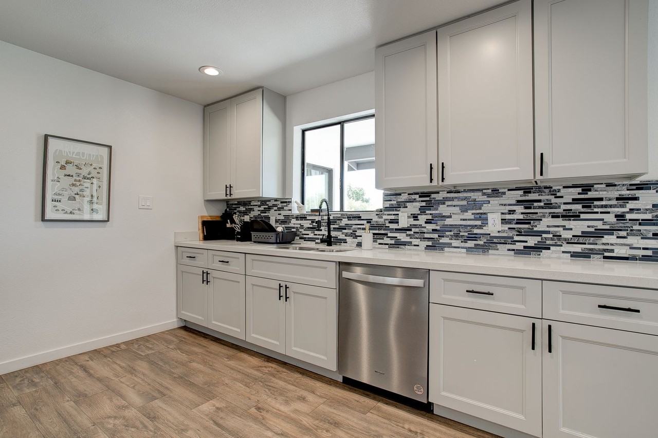 1201 E Northview Ave - Photo 3 of 48