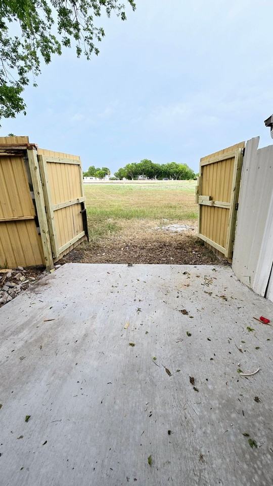 101 S Lockhart St - Photo 2 of 4