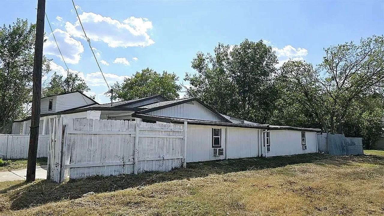 101 S Lockhart St - Photo 3 of 4