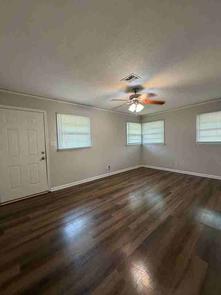 1156 Lombard Dr - Photo 3 of 15
