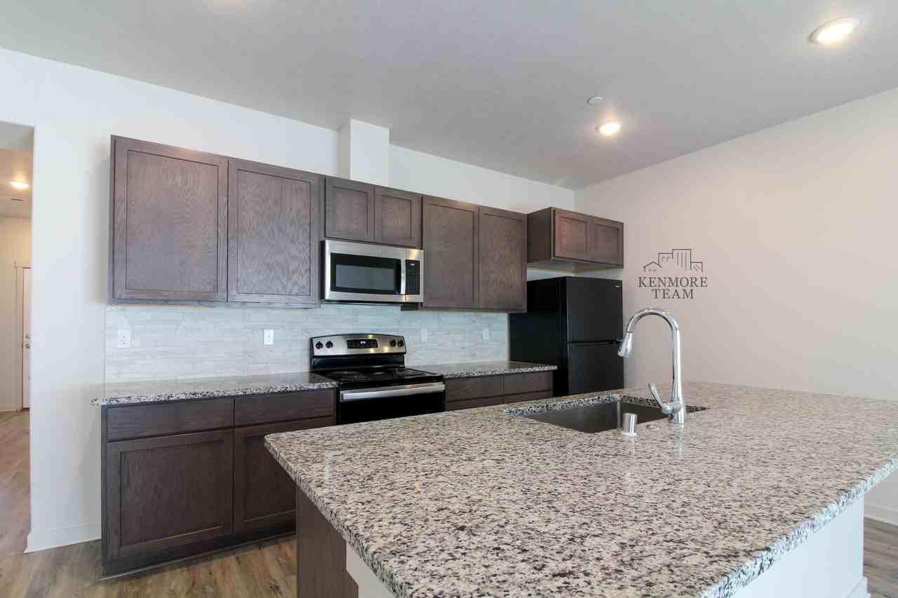 525 S Quillan Ct - Photo 3 of 19