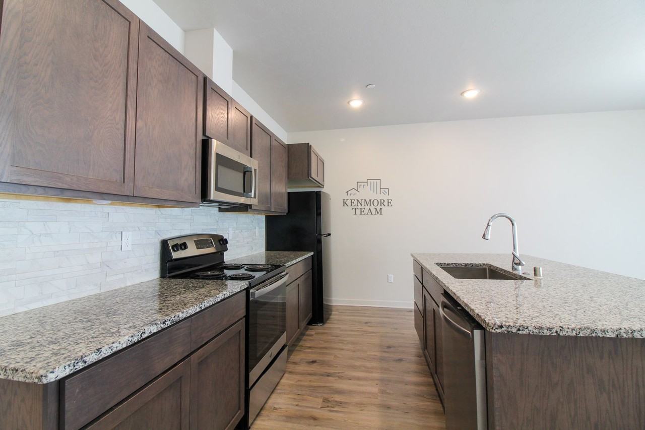 525 S Quillan Ct - Photo 2 of 19