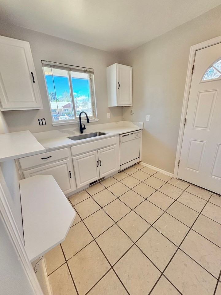 3556 Fairfax St - Photo 6 of 19
